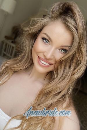 208051 - Victoria Age: 24 - Spain