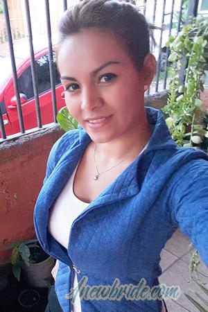 223464 - Laura Age: 36 - Costa Rica