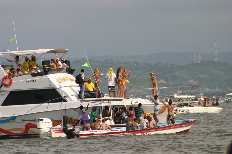miss-colombia-parade-on the water-2